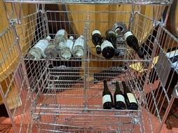 Dr&aacute;těn&yacute; ko&scaron; na v&iacute;no