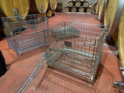 Dr&aacute;těn&yacute; ko&scaron; na v&iacute;no